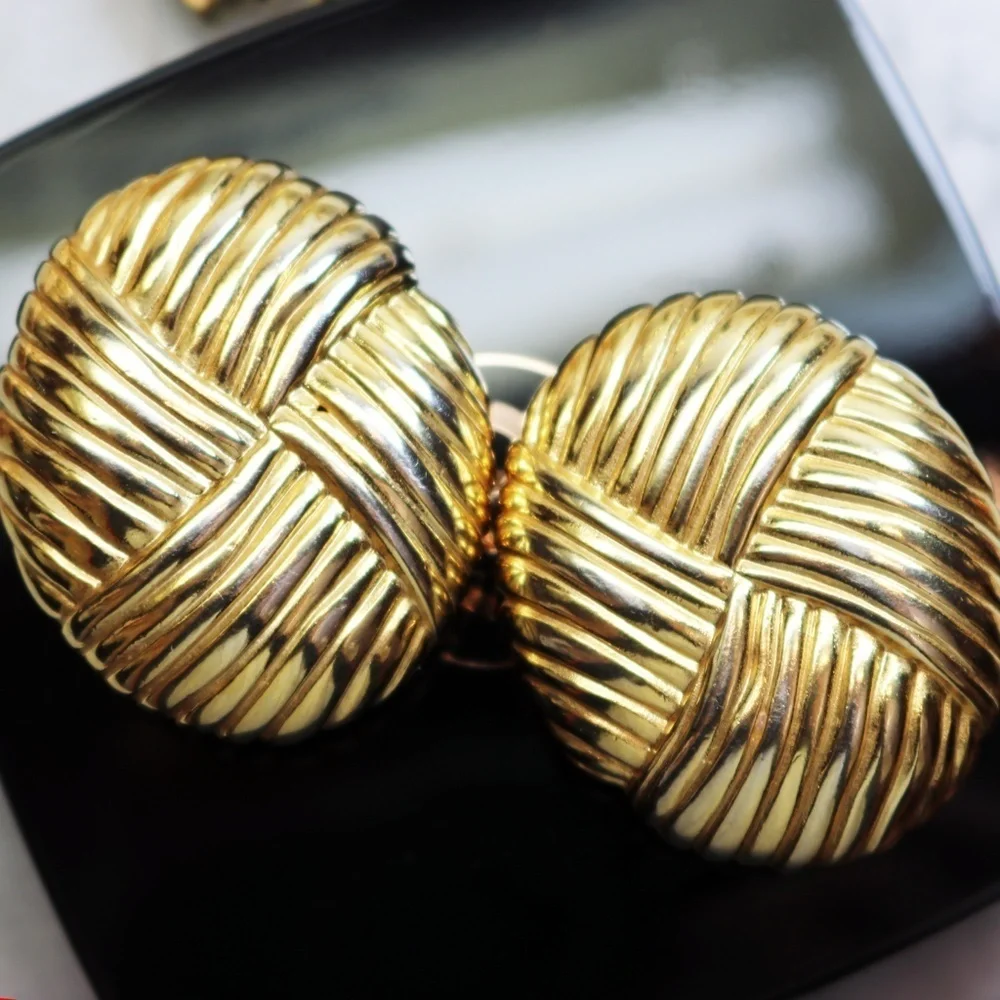 ⚜️ Vintage Givenchy Bijoux Runway Ribbed Gold Knot Clip-On Earrings
